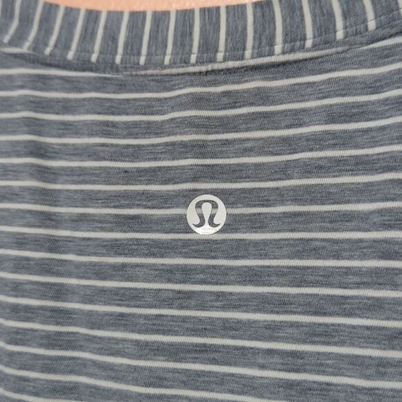 Lululemon classic v-neck stripe grey tshirt sz 4 (estimated) - Picture 6 of 6